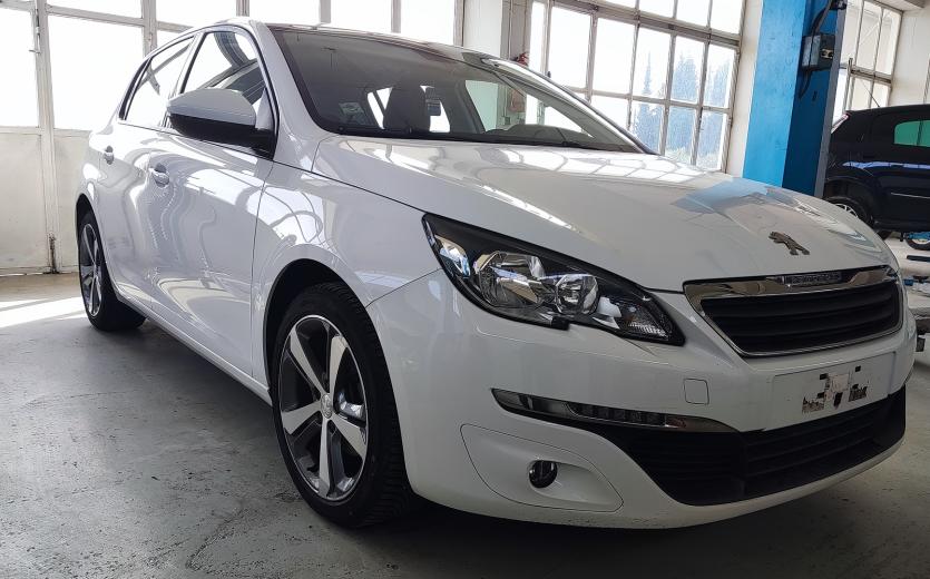 Peugeot 308 2016, μπροστινή δεξιά όψη