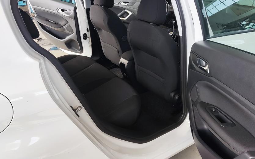 Peugeot 308 2016, πίσω καθίσματα
