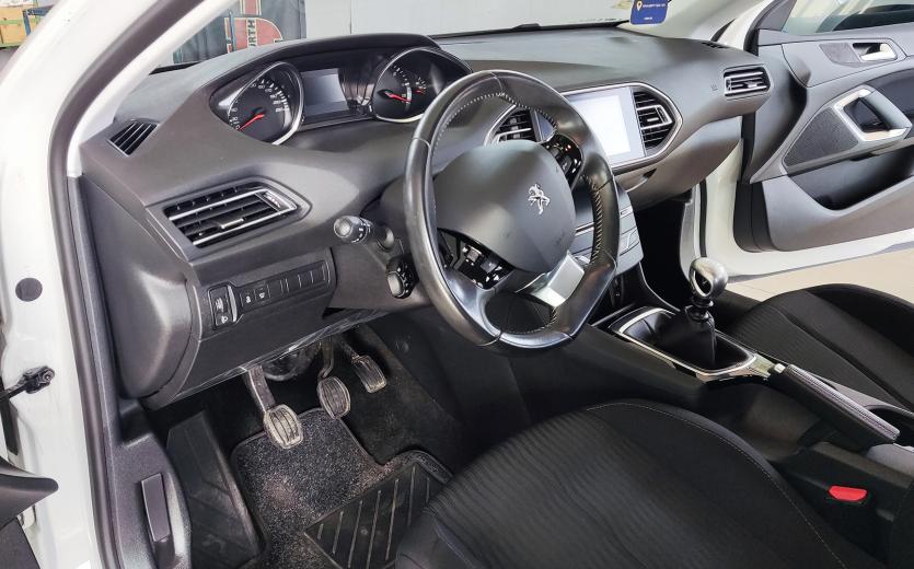 Peugeot 308 2016, τιμόνι και θέση οδηγού