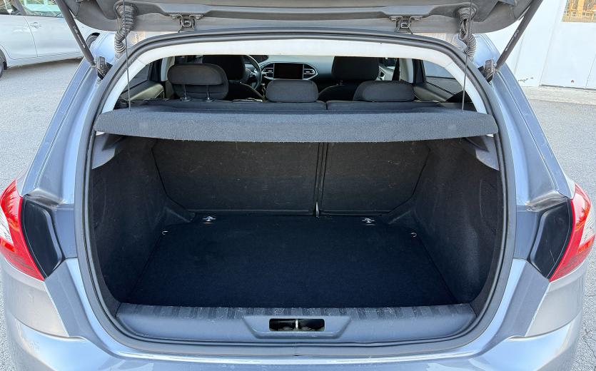 Peugeot 308 grey trunk